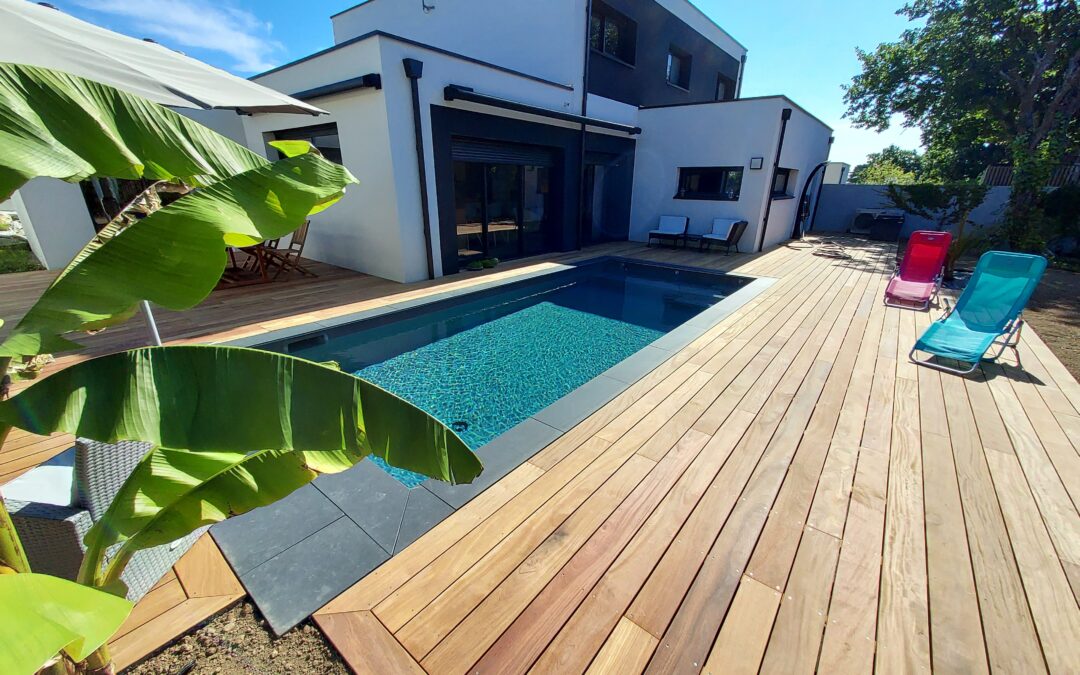 Terrasse en bois autour d’une piscine