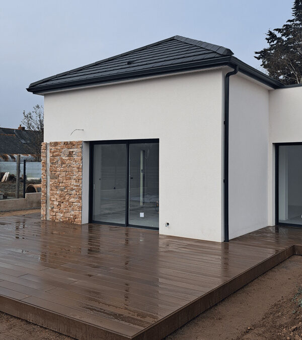 Terrasse en bois composite La Baule : 75 m² de confort et de style