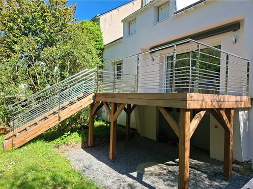 Terrasse surélevée à Saint-Nazaire – 18 m² en Ipé, accès jardin
