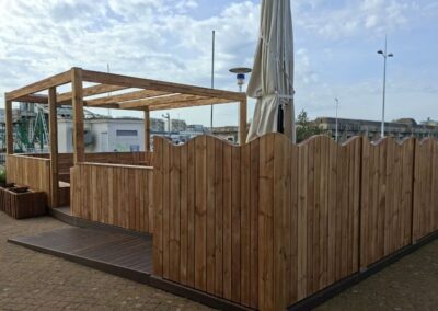 Terrasse en bois pour une crêperie à Saint-Nazaire (44) | L&rsquo;Âme Bois