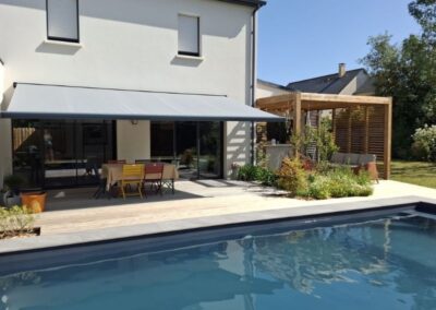 Plage de piscine, pergola et abri en bois à Pornichet